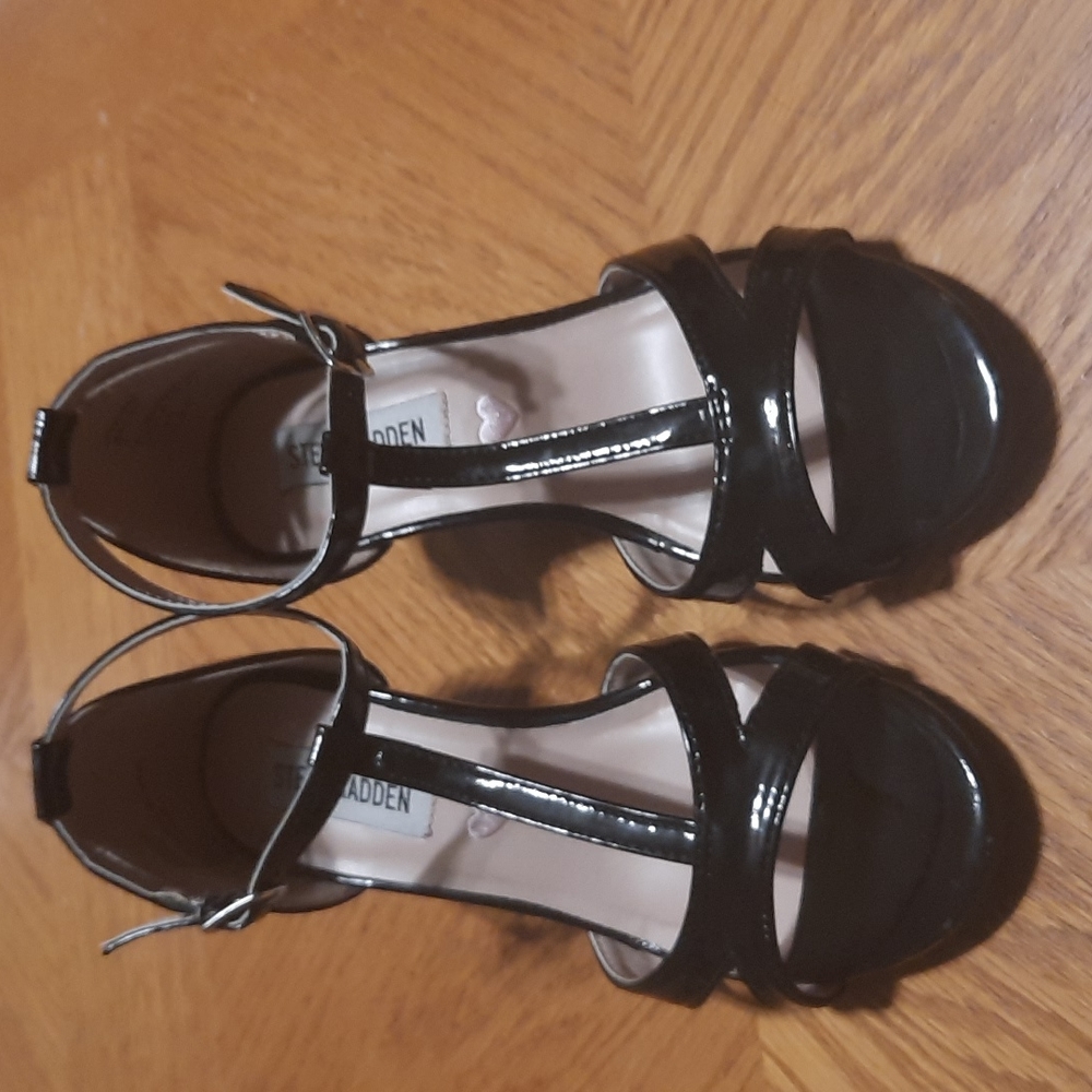 ●Steve Madden patent leather heels Size 2 girls